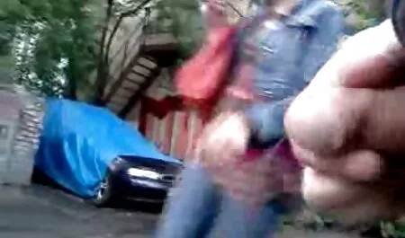 Hahal thò lưỡi vào trực tràng của một cô phim sec may bay gia gái xăm trên quần của cô trước khi có quan hệ tình dục