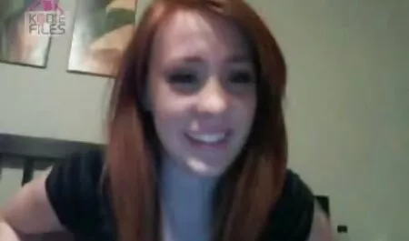 Cha trồng dưới một chiếc phim sec lai may bay váy ngắn