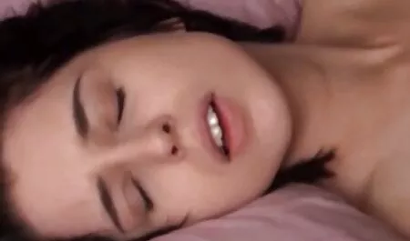 Cô gái tóc vàng trên sec dit gai gia bãi biển,