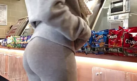 Nhật bản phụ nữ xinh đẹp ngồi trên mặt người đàn phim sec may bay ba ra ông đó với mông, và ngón tay của mình súng trên sàn