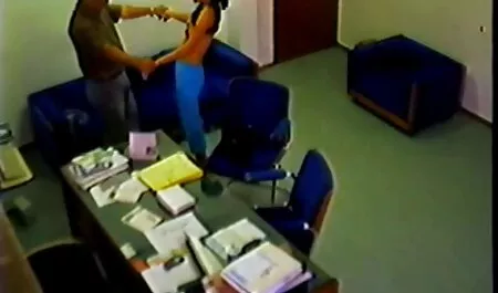 Châu-tay bơi trong bồn xem phim sec may bay ba gia tắm với một T-shirt màu trắng