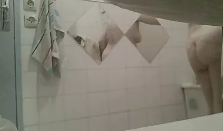 Bà sec dit gai gia nội trợ trong miệng