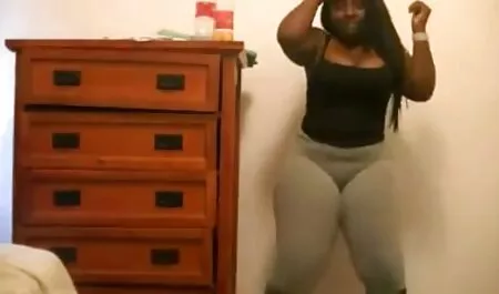 Gầy cô gái xem phim sec gai gia và một phù hợp với cơ thể ở phía trước của webcam