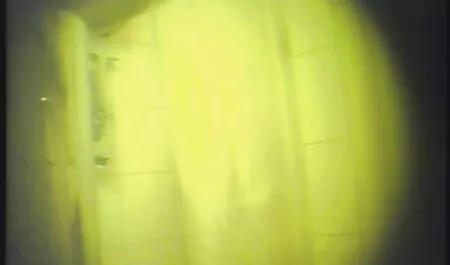 Nga, người đàn ông trên phimsecba gia đi văng hai bạn gái trẻ