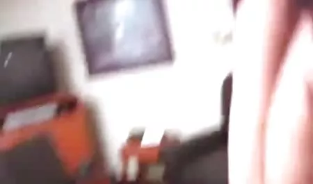 Hahal phun xem sec may bay ba gia cơ thể của cô gái với dầu và lan với bàn tay của cô