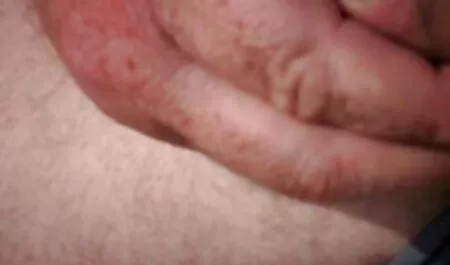 Người phụ sec phi cong tre nữ trẻ với kính chân dài trước mặt một người đàn ông da đen và đánh mông của cô