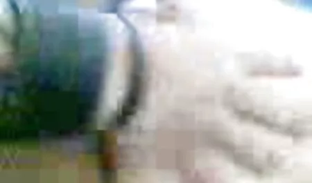 Châu á với một hình xăm trên vai cô, thổi sec bagia kèn,