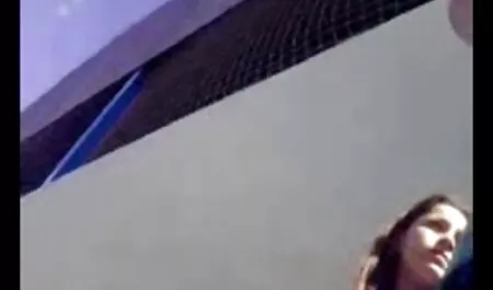 Mẹ để hai con gà sec may bay ba gia