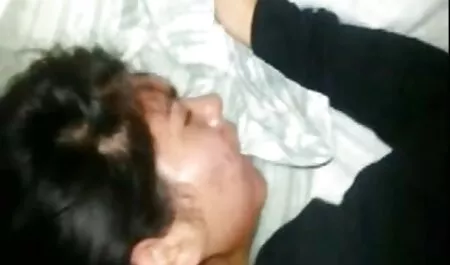 Lesbian làm cho bạn gái đứng ướt trong gương trong phòng sec bagia với một phụ