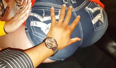 Một cô gái trẻ có quan hệ tình dục với một người đàn ông ở một nơi trên giường và sẽ đưa những phim sec hiep dam ba gia cây gậy trong nắp