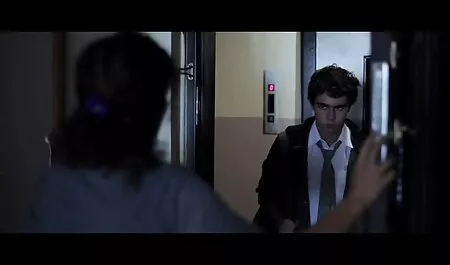 Bà mông đẹp chân phim sec may bay ba ra trên đường phố