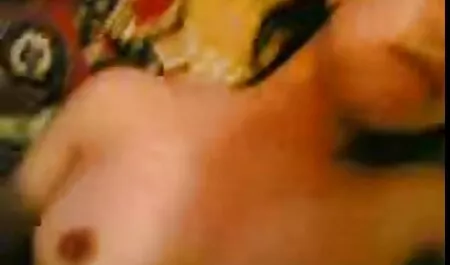 Lớn dần phim sec may ba gia môi để Chốt và mở miệng để nuốt