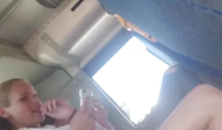 Trẻ con bò trên sec du ba gia bàn