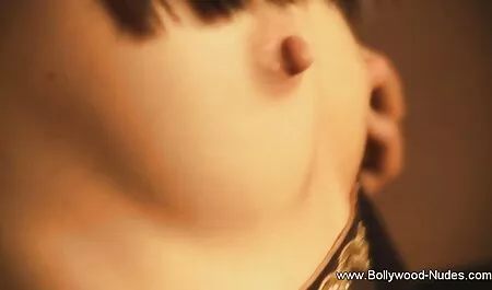 Cô gái trẻ xem sec gai gia trong quần lót