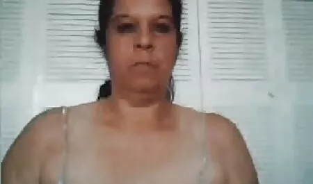 Vẻ đẹp trong phin sec ba gia trang phục màu đỏ, da ngăm đen,