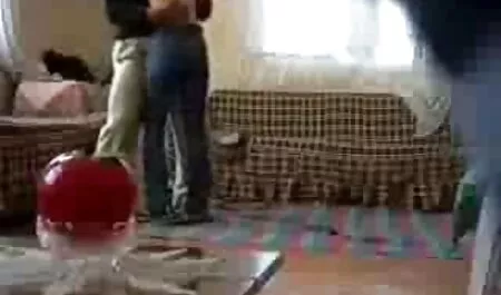 Trẻ nữ cho mình để gai gia sec đại diện với kính