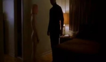 Sang trọng, tóc vàng tấn công sang phim sec phi cong tre lay may bay ba gia trọng