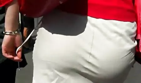 Hai cô gái trong vớ sec voi ba gia