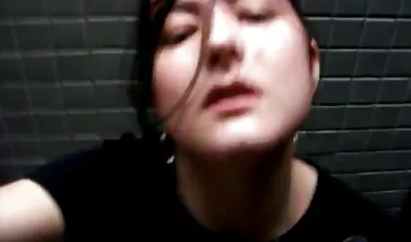 Cô gái trong sec phi cong tre lai may bay ba gia một đen, váy