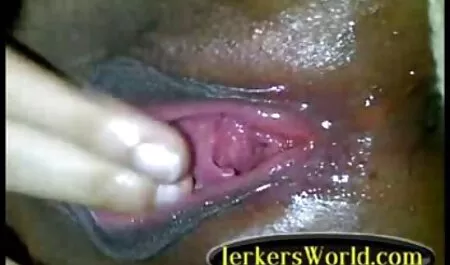 Nâu trên ghế với sec may bay ba gia đôi giày