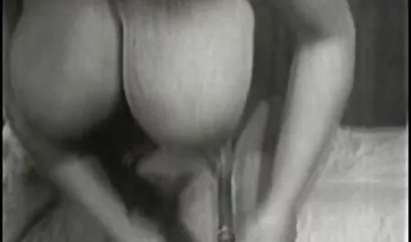 Cô gái tóc đen và trắng secmay bay ba gia