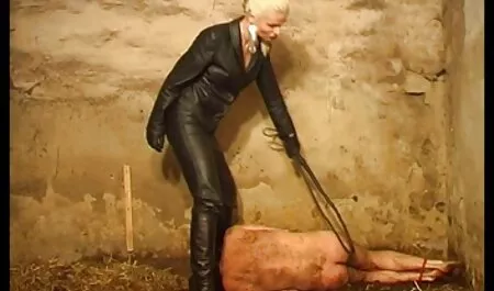 Con trai gái trẻ con bê với ung thư sec lon ba gia trong khi đeo một bao cao su