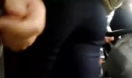 Hói Làm Một Hình Xăm Trẻ phim sec ba da Người Phụ Nữ Với Một Thùng Lớn Trên Bàn