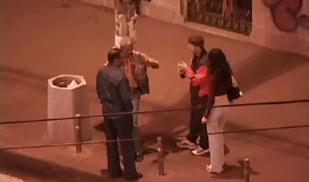 Chân người phụ nữ xem phim sec may bay ba gia đứng trước máy quay và lấy đồ trong cắm