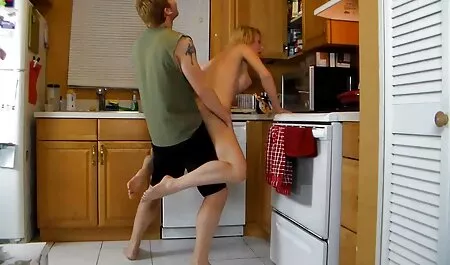 Người đàn ông ở phía trước của những máy ảnh liếm các cô gái và đặt một cái va li sec may bay ba da ở trong đó