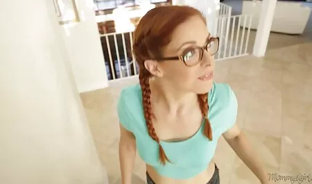 Chiếc ghế da phim sec may đen, và cạo cơ thể đáy với ngón tay