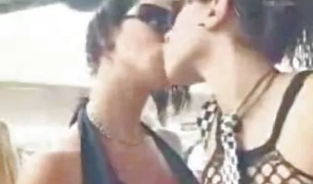 Ba cô gái secmay bay ba gia tóc vàng với một người đàn ông