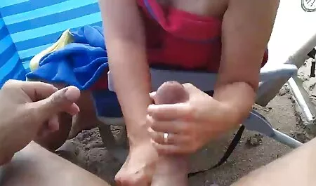 Khiêu dâm trong vớ: cô gái tới sec ba gia my với một người đàn ông