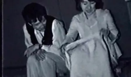 Trên bãi biển,-cô lounging in sec ba gia my the sun