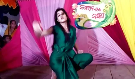 Bà sec may bay ba gia mẹ, với sữa từ núm vú của cô