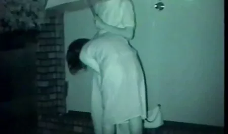 Một người đàn ông già ngăm đen trên sec dit ba gia giường và trên bàn