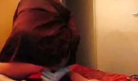 Cô gái tóc phim sec trai tre dit ba gia vàng người bạn ở phía trước máy quay