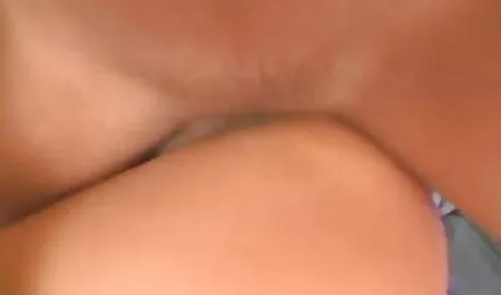 Cô vui lòng trong phòng khách với ngón xem phim sec gai gia tay