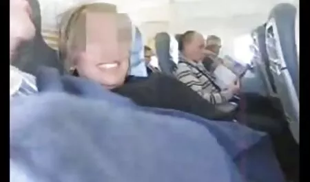 Trẻ đồng với đồ chơi phim sec máy bay bà già