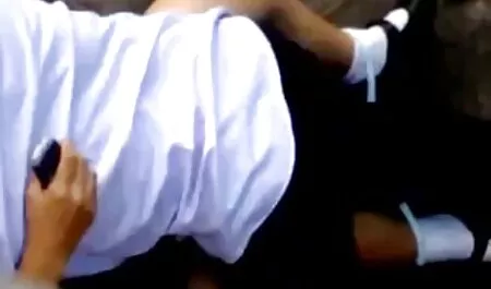 Bảo mẫu, ngắn sec dit ba gia Gà