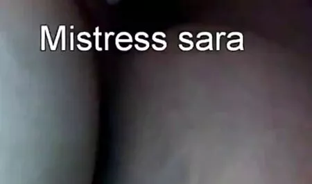 Chủ: một cô gái đưa cho tất cả các lỗ sec may ba gia để một chàng trai