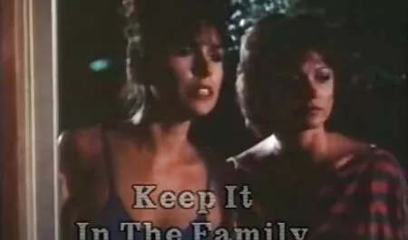 Một người đàn ông đeo kính la hét phimsec may bay ba gia một người phụ nữ trong mông trên ghế