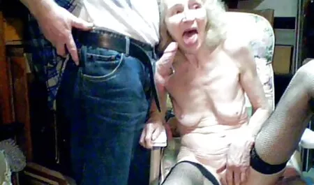 Trẻ nhỏ séc máy bay bà già