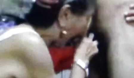 Vẻ đẹp trong màu xanh khăn vặn một pim sec may bay ba gia người đàn ông trong giường