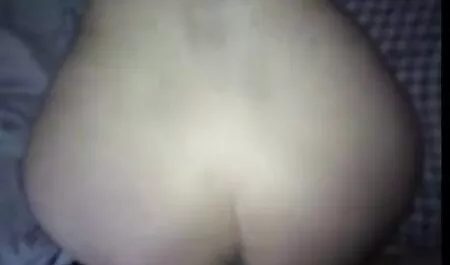 Người đàn ông buồn ngủ buồn Cười cô Gái vai rộng với sec may bay ba da đứng ướt trong phòng ngủ