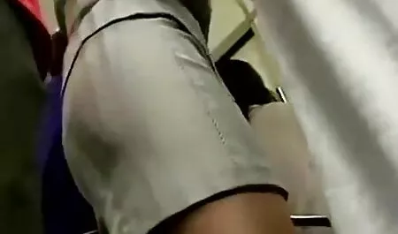 Hai cô gái cạnh tranh trong khả năng để thực hiện một thổi phimsec may bay ba gia kèn, và thay đồ theo người đàn ông của cô