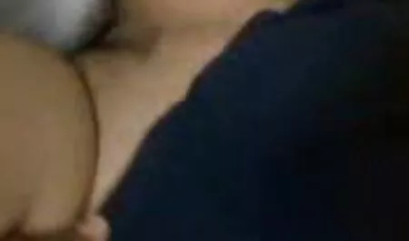 Cô gái sec phi cong tre lai may bay ba gia liếm