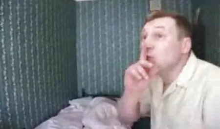 Chàng sec may bay ba da da ngăm đen trong phòng ngủ trong tất cả các lỗ