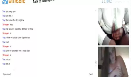 Cô phim sec may bay gia trong một quán cà phê / quán cà phê