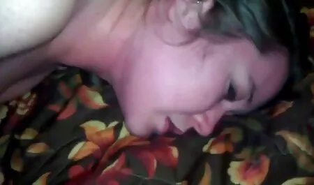 Một cô gái tóc vàng trong phim sec lay may bay ba gia văn phòng