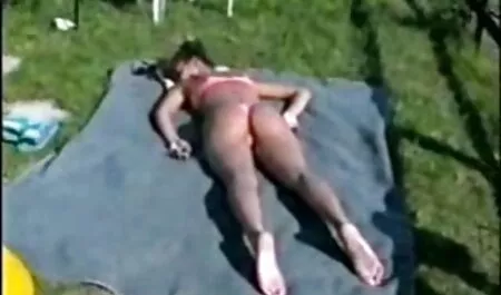 Người đàn ông nuốt con gái, và mẹ cô ấy séc máy bay bà già